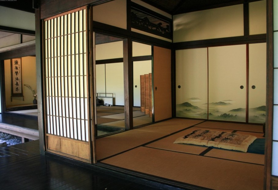 Bedroom in Japanese style - Modest and not numerous furniture is in almost empty room