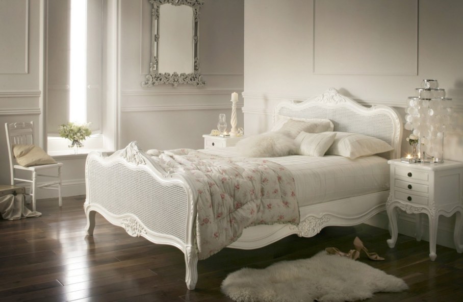 Provence style bedroom - The emphasis on the bed