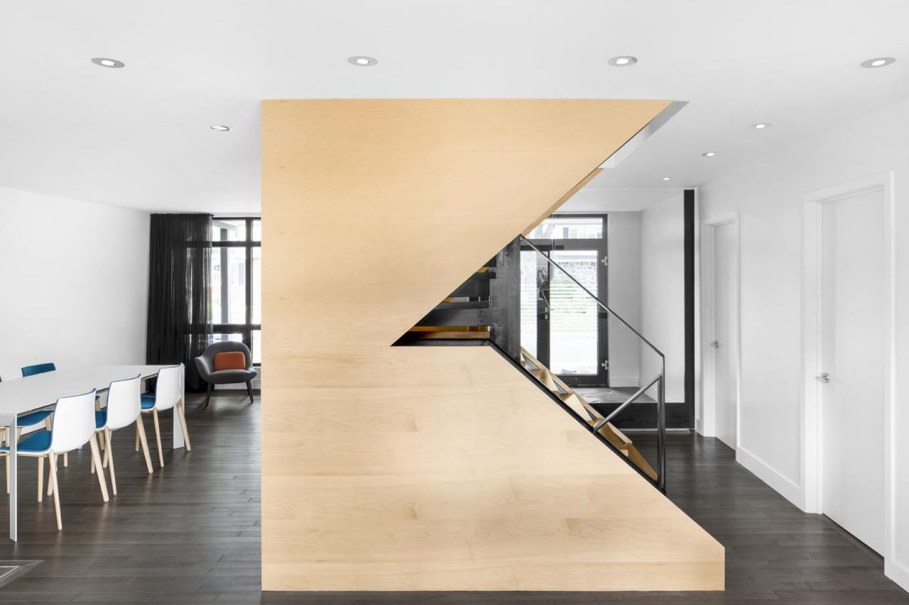 Stylish country house near Montreal - unusual form of the staircase