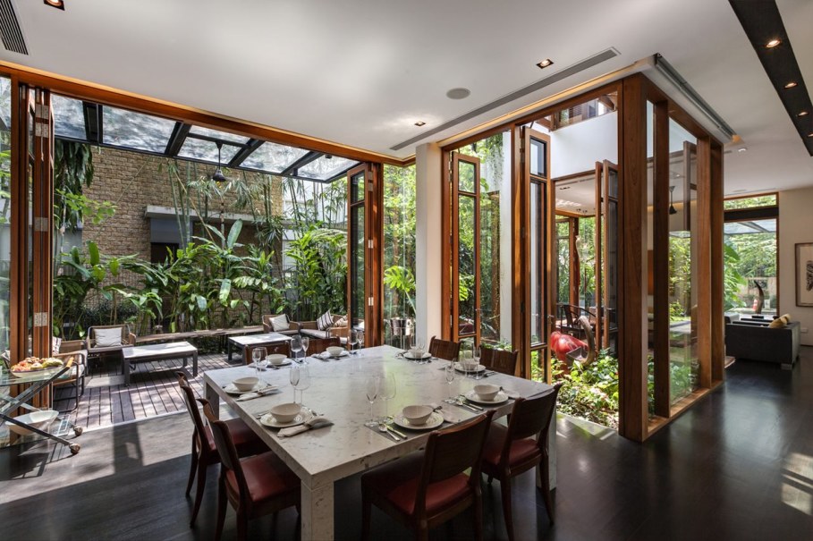 Tan's Garden Villa in Singapore - airy dining space