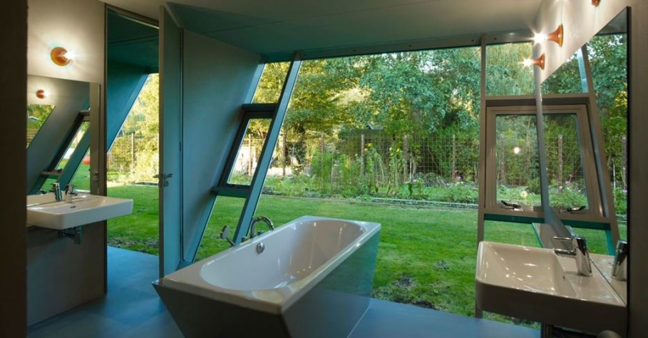 The House Of Unusual Shape From VMX Architects - Bathroom