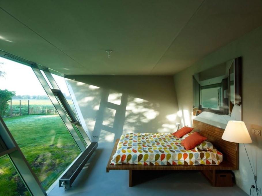 The House Of Unusual Shape From VMX Architects - Bedroom
