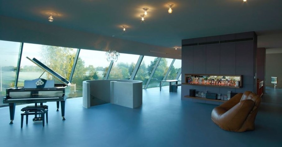 The House Of Unusual Shape From VMX Architects - Living room