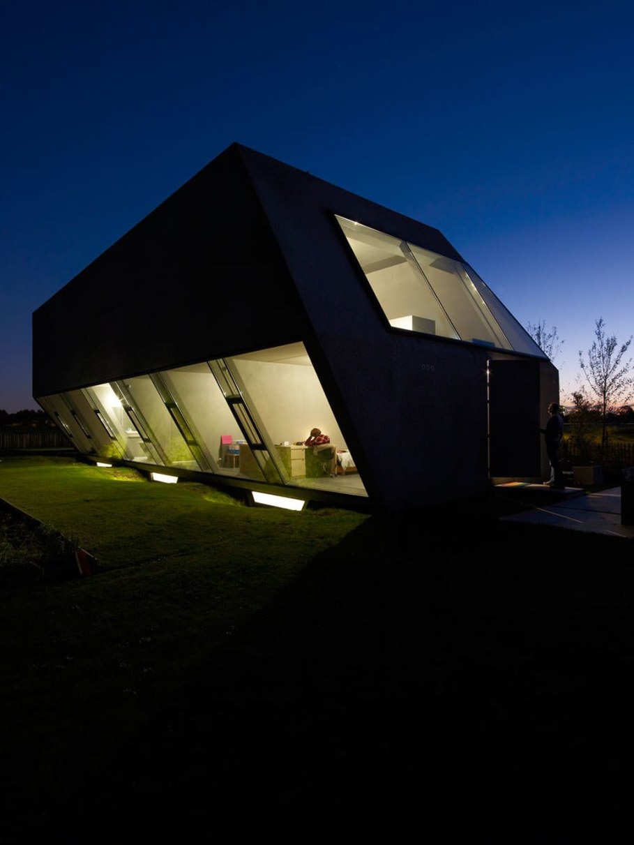 The House Of Unusual Shape From VMX Architects - Night view