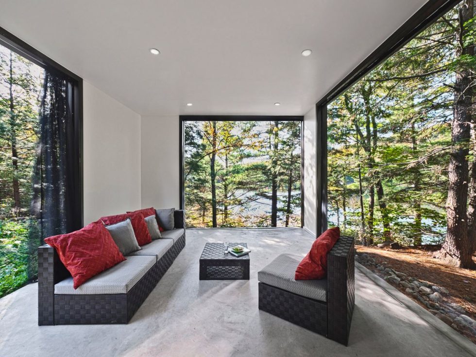 A small cottage in Canada - living room with the large window