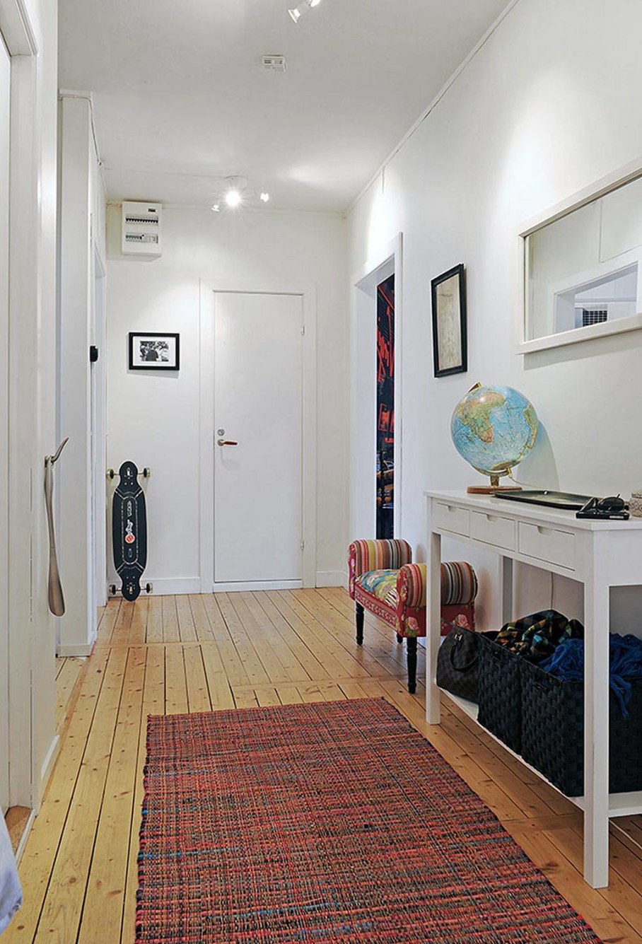 Apartment With Light And Colourful Interior - Entrance