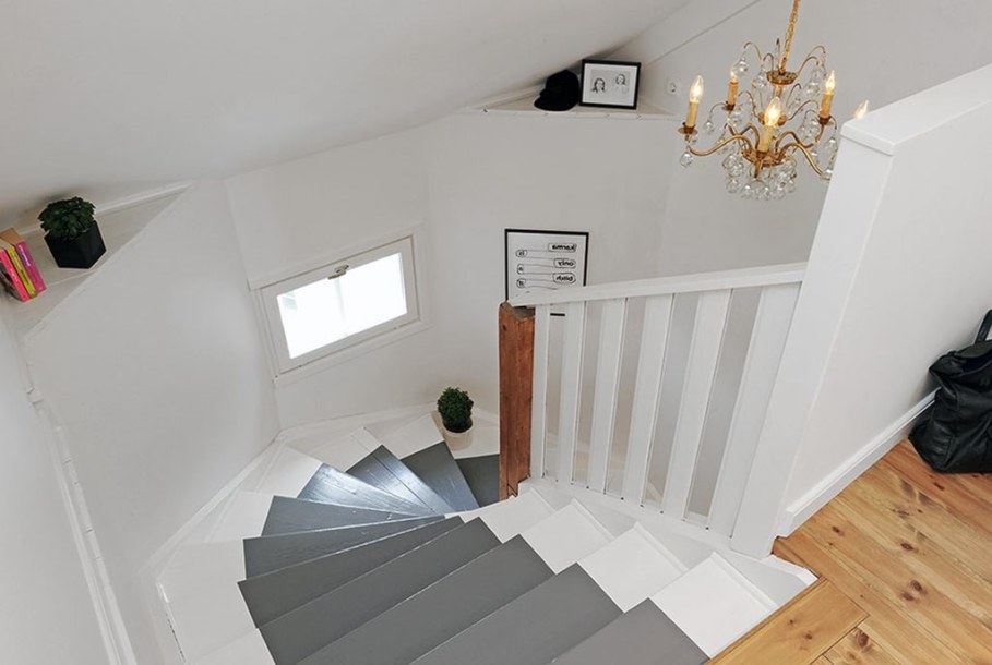 Apartment With Light And Colourful Interior - Staircase 2