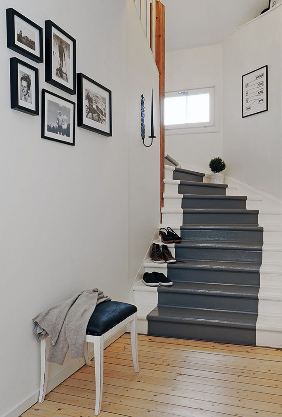 Apartment With Light And Colourful Interior - Staircase