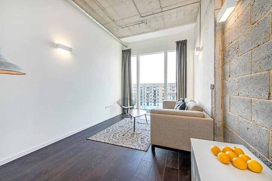 Industrial style London apartment - The wall and ceiling demonstrate coarse concrete finish