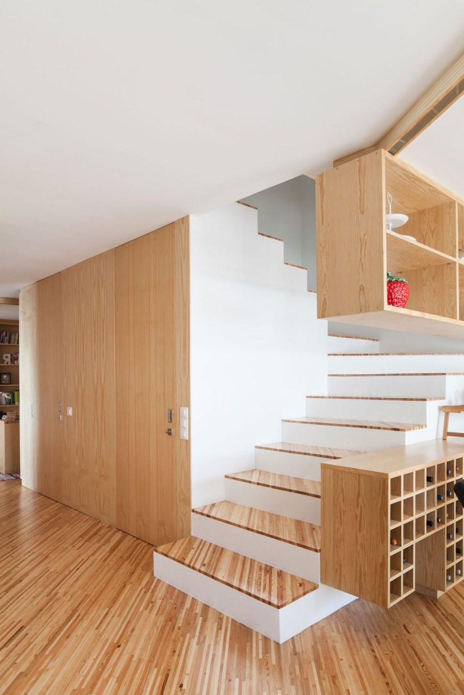 Silver Wood House By Ernesto Pereira - Staircase