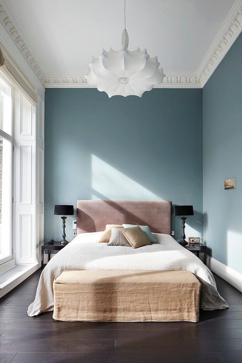 Stylish design of the three-storeyed residence in London - Fretwork, created around the perimeter, decorate the snow-white ceiling together with peculiar chandelier