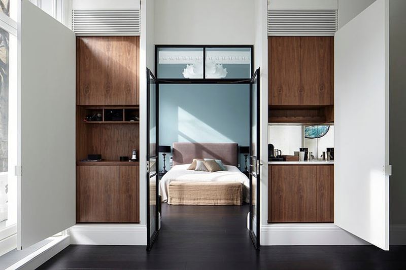 Stylish design of the three-storeyed residence in London - The owners` bedroom is performed in beige and light-blue tones