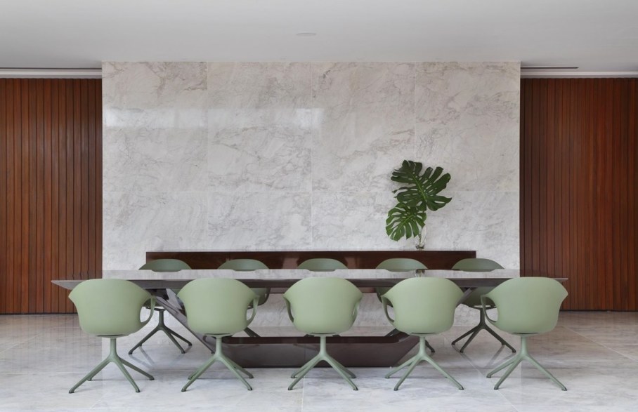 AN House From Studio Guilherme Torres - Dining table
