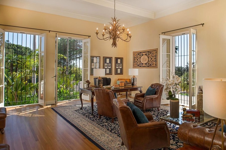 Santa Barbara 'Scarface' Mansion - Living room 4