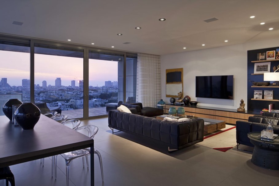 Apartments with panoramic views in Tel Aviv - Living room with large TV