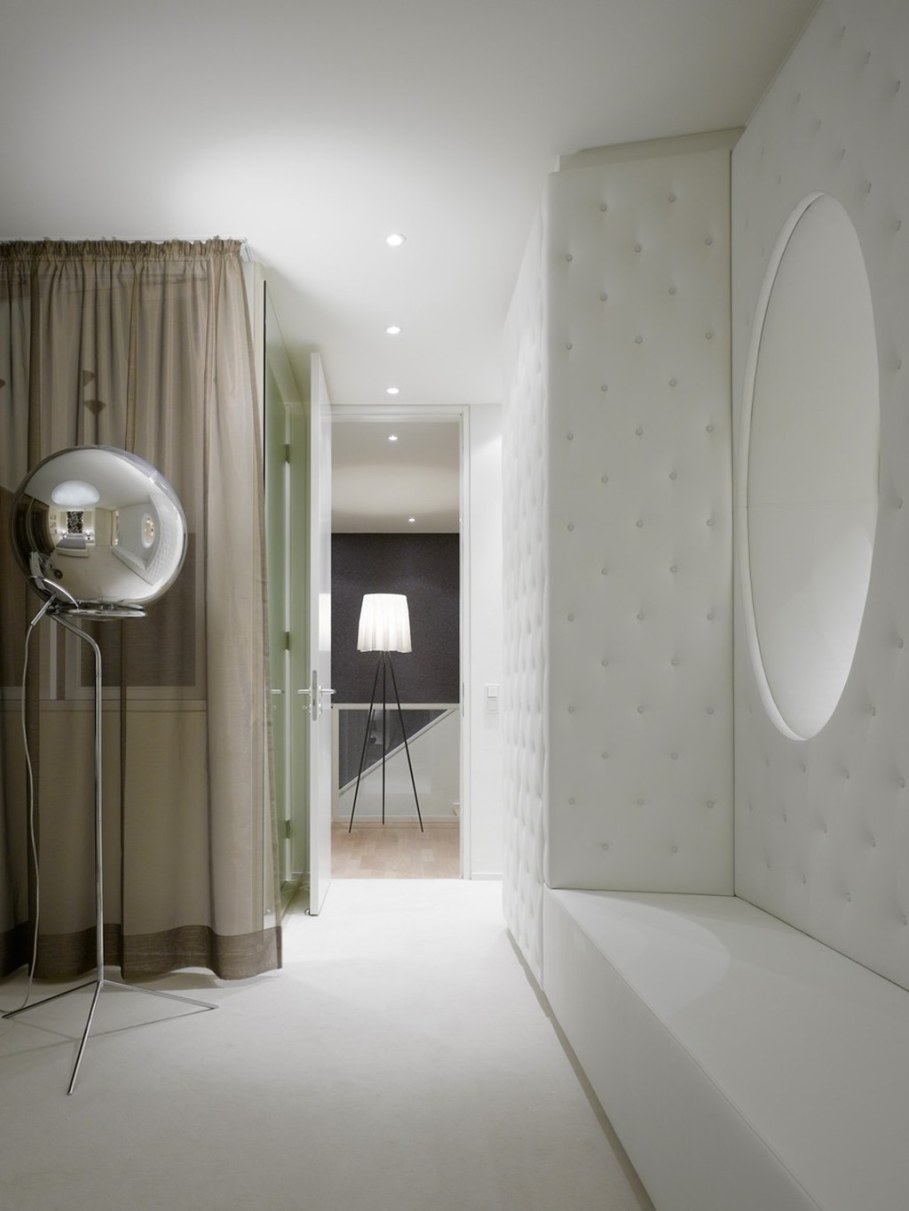 Elegant interior design - bedroom - A white colour and elegant furniture