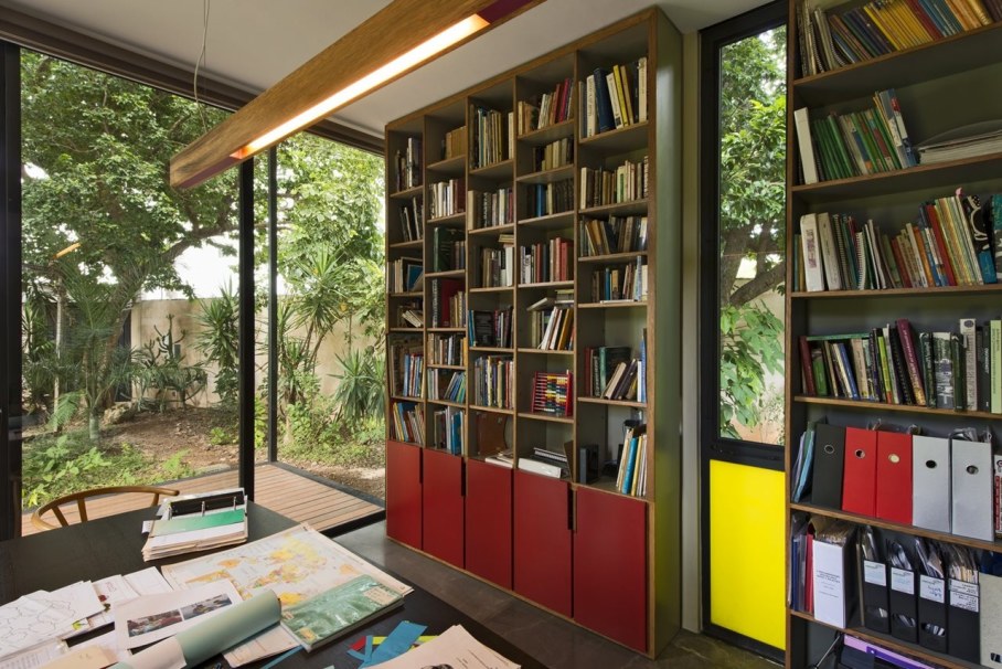 Energy-Saving Itzimna House in Mexico - Home library