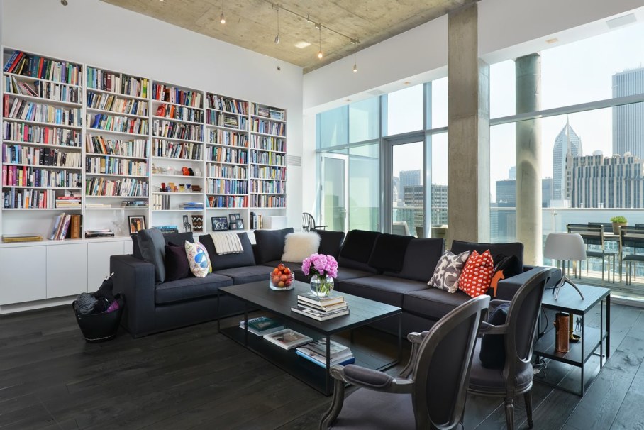 Penthouse Hi-Rise with panoramic view of Chicago - Living room with home library