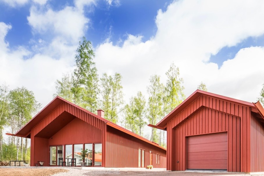 Red House in Swedish style by Thomas Sandell - Garage
