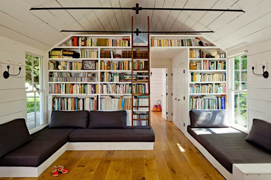 The Cozy Country House For A Designer`s Family - Home library