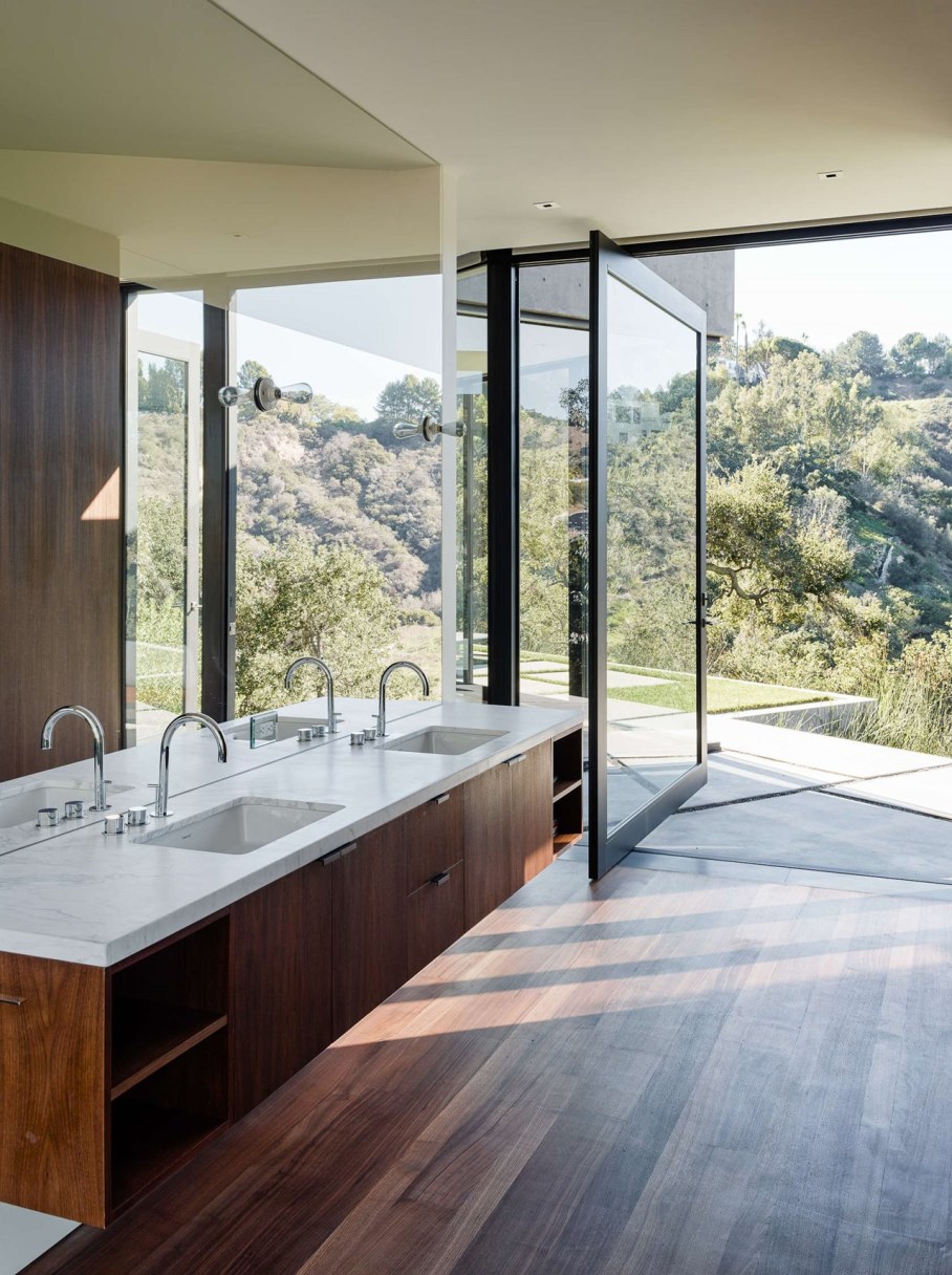 The private house Oak Pass in California by Walker Workshop - Bathroom
