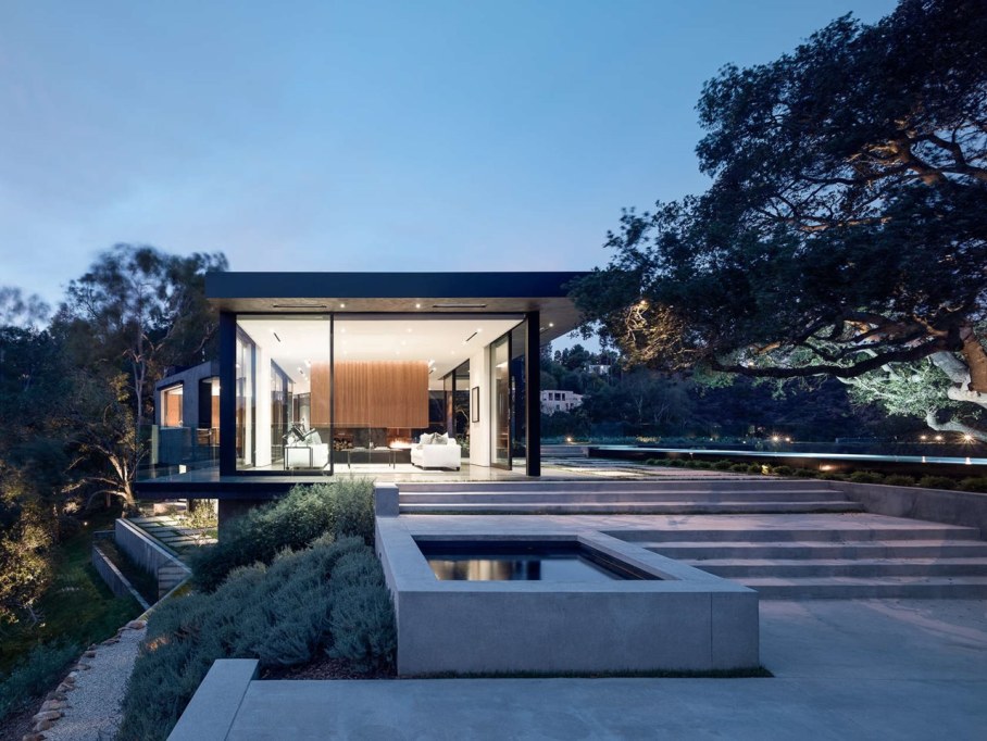 The private house Oak Pass in California by Walker Workshop - Night