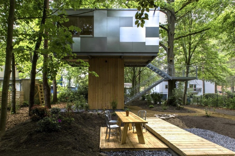 Urban Treehouse by Baumraum - dining place
