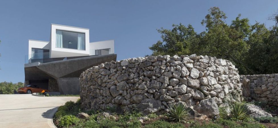 Unusual house: “geometry of angles” in the midst of idyllic landscape