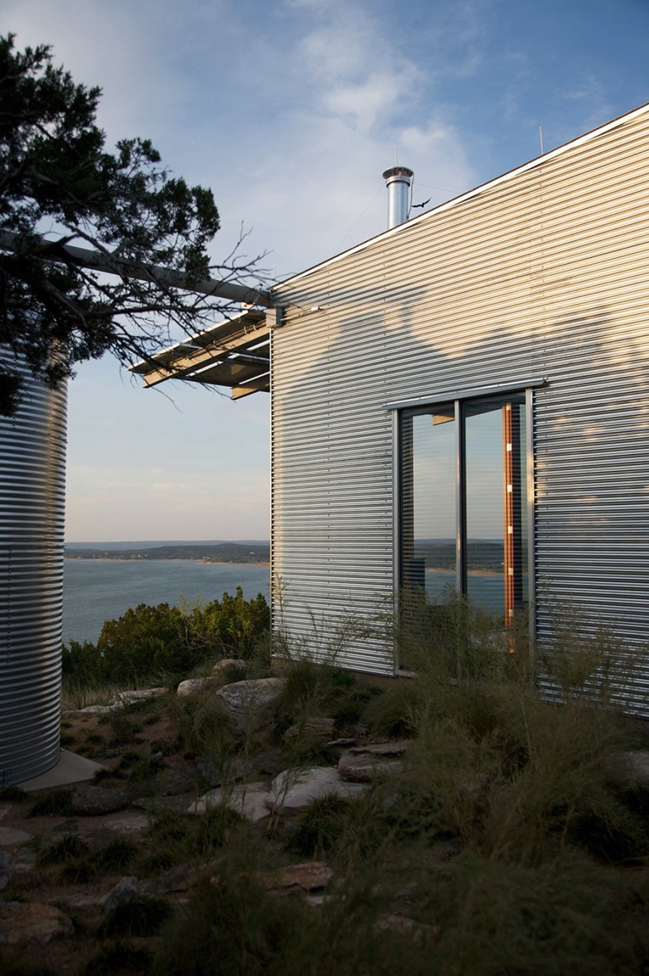 Rest House On The Lake's Bank in Texas From Mell Lawrence Architects 7