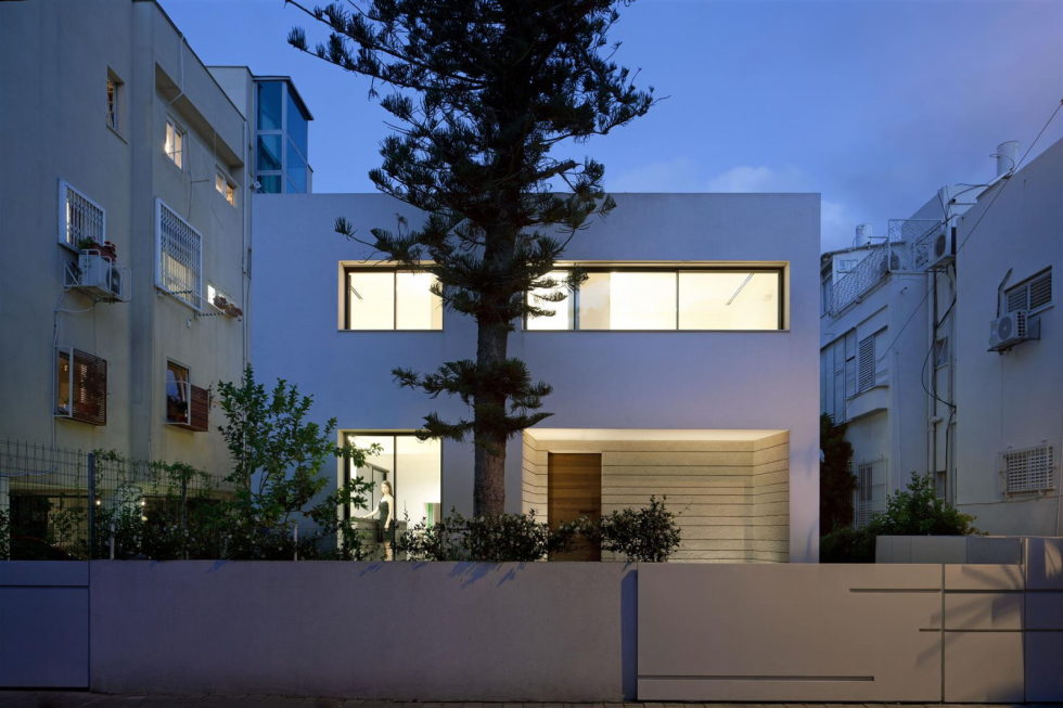 Modern Minimalistic Urban Villa in Tel Aviv 1