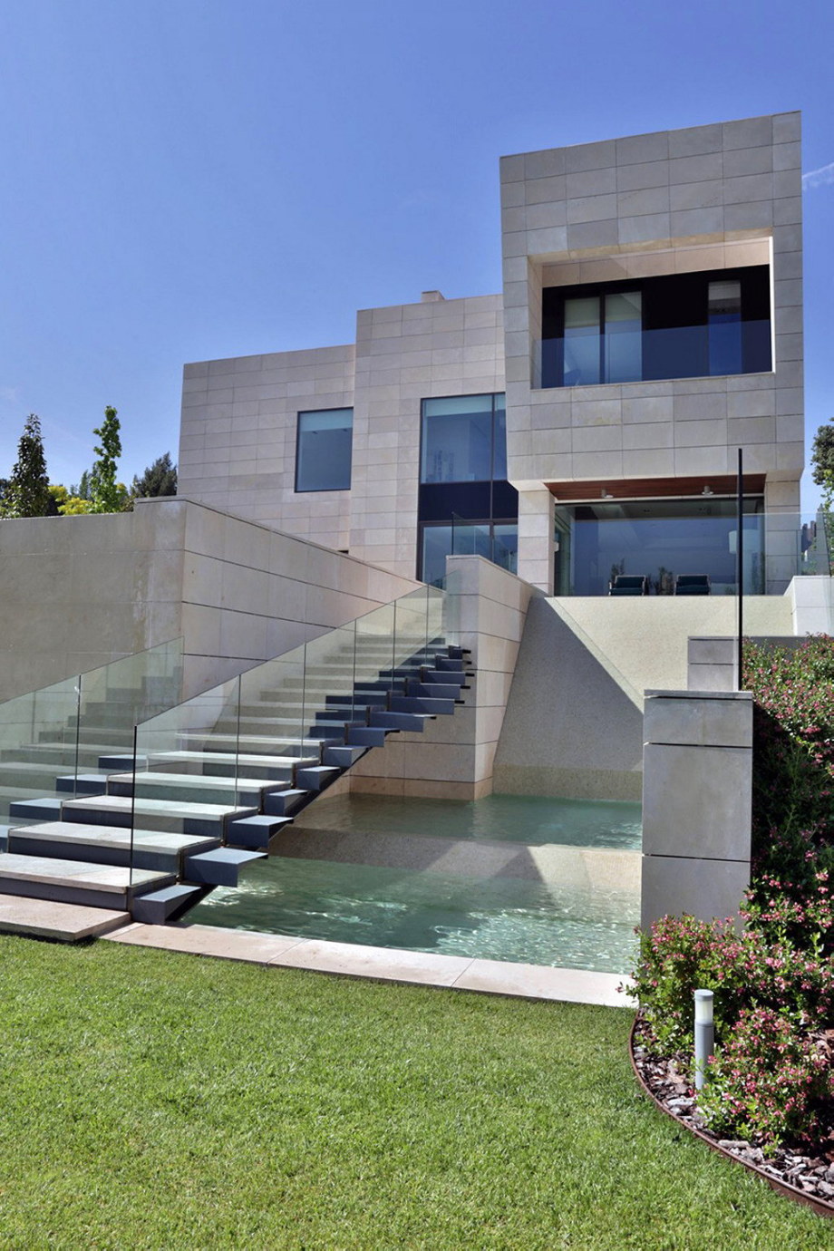 The modern five bedroom house in Madrid 3