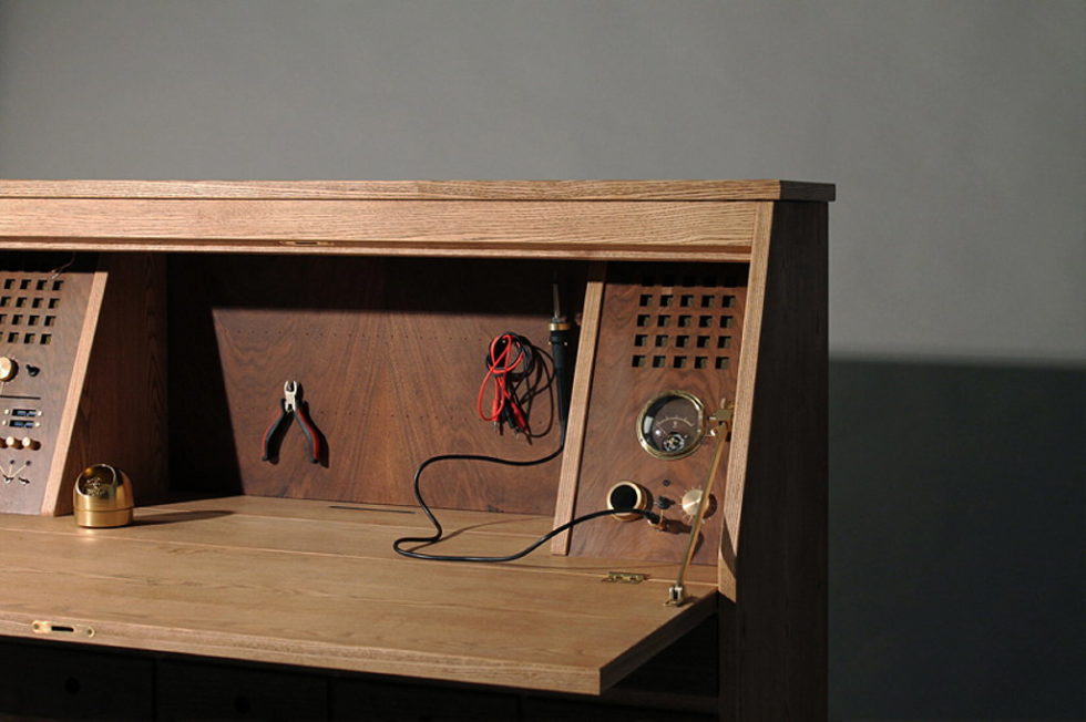 The desk Tempel for radio amateur by Love Hulten 8