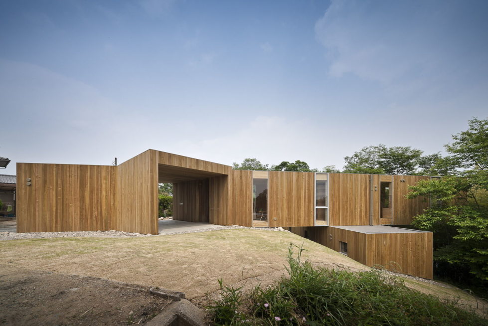 The pendulous over the forest house '+ node' from the UID Architects 1