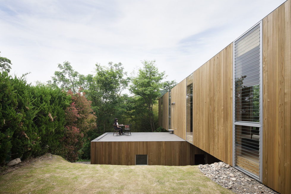 The pendulous over the forest house '+ node' from the UID Architects 2