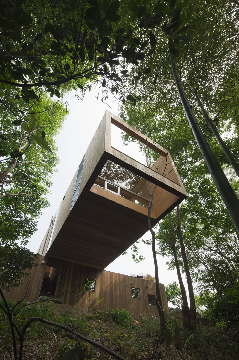The pendulous over the forest house '+ node' from the UID Architects 4