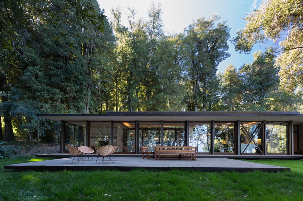 Cozy Family House From Planmaestro Studio On The Lake Shore In Chile 8