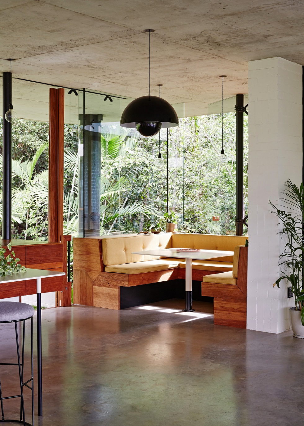 The glass house Planchonella in the tropical forest from Jesse Bennett Architect 8