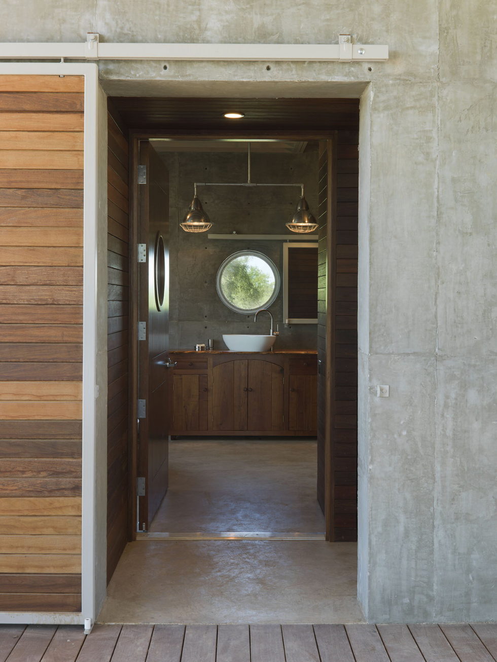 The House Made Of Aluminum Trailer In Texas From Andrew Hinman Architecture 14