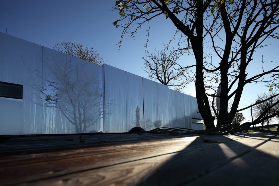 Casa Invisible The Mirror House From Delugan Meissl Associated Architects 15