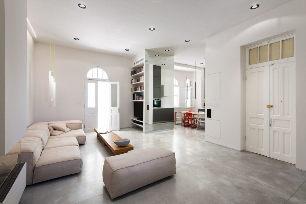 Three-bedroom apartment in Tel Aviv by Chiara Ferrari Studio 10