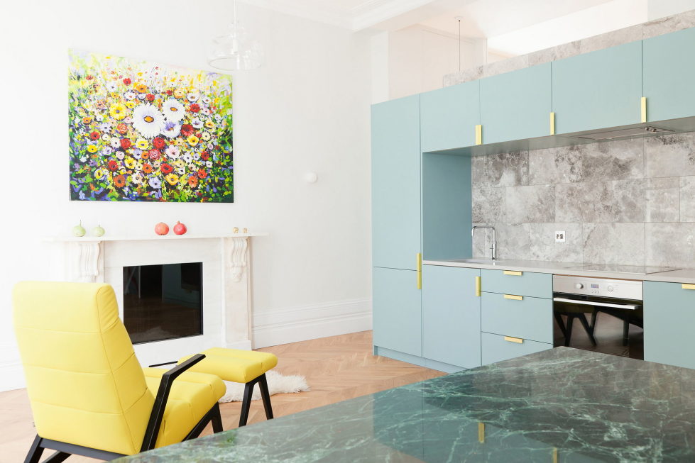 the-bright-and-cheerful-apartment-interior-london-1