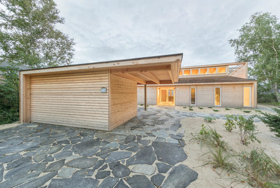 The Beach House On A Rivers Shore In Canada 10