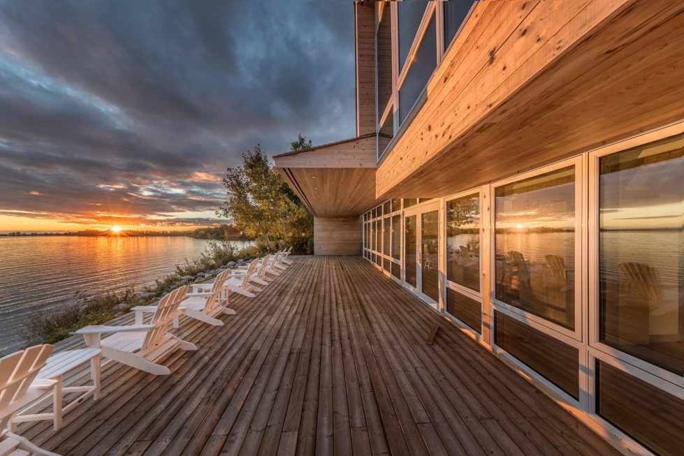 The Beach House On A Rivers Shore In Canada 12