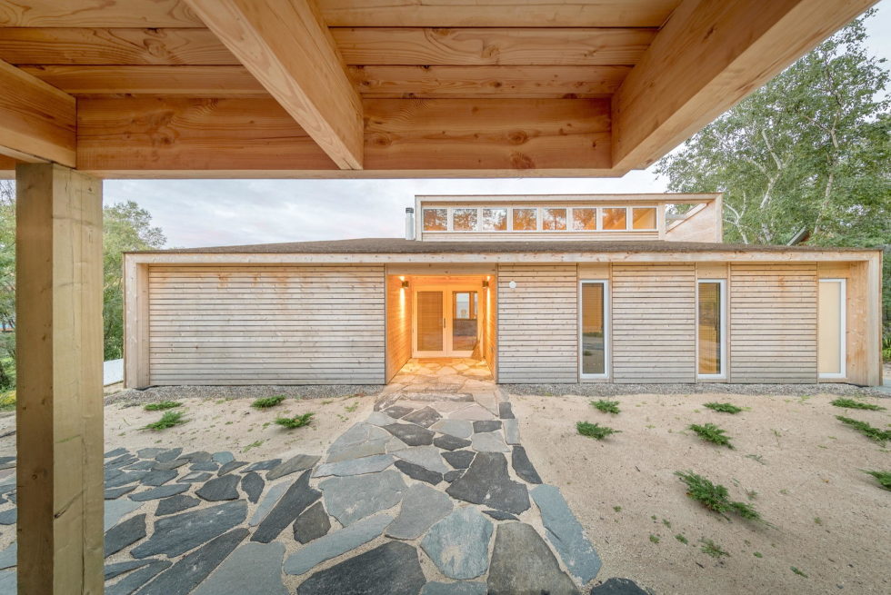 The Beach House On A Rivers Shore In Canada 5