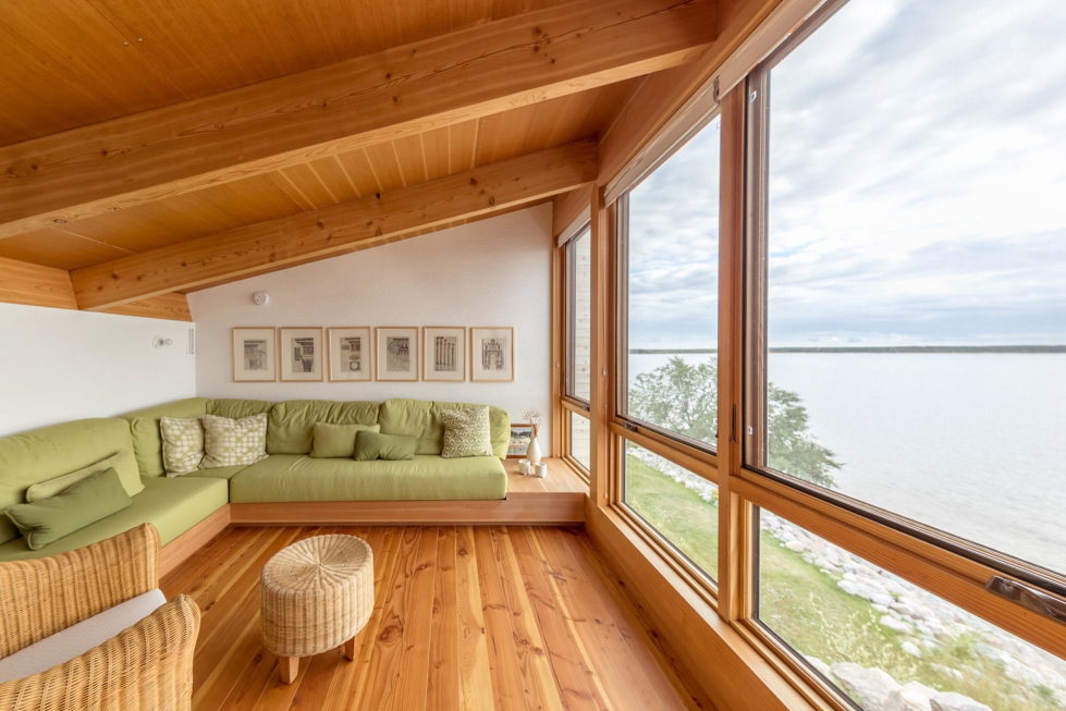 The Beach House On A Rivers Shore In Canada 9