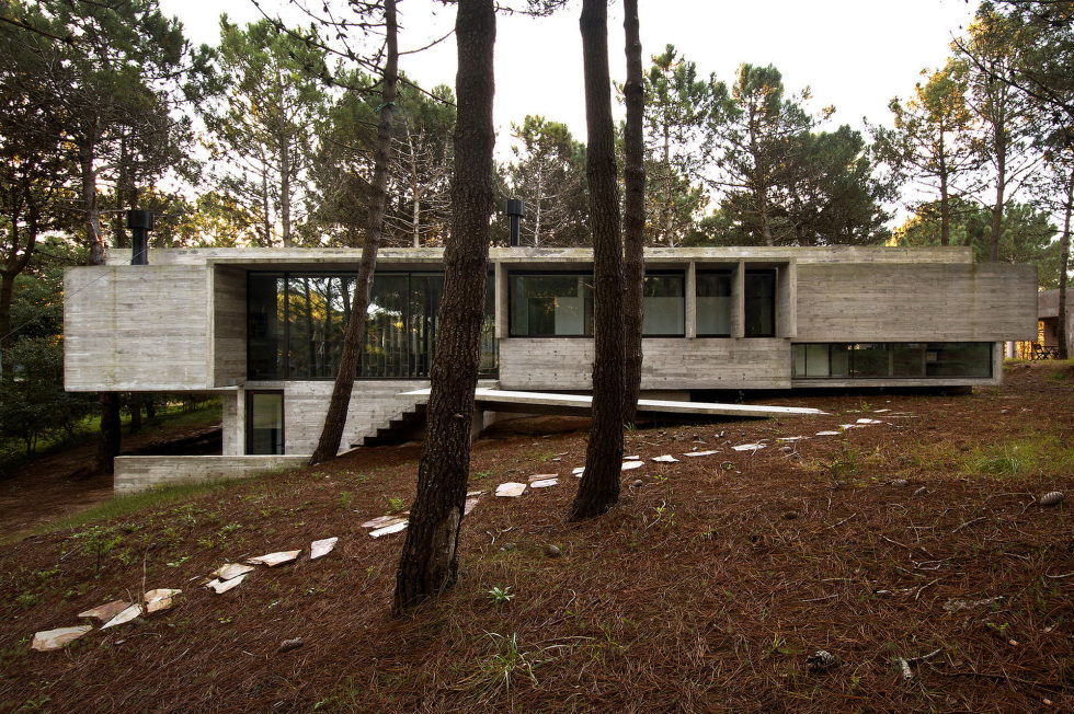 the-concrete-house-for-a-family-in-argentina-2