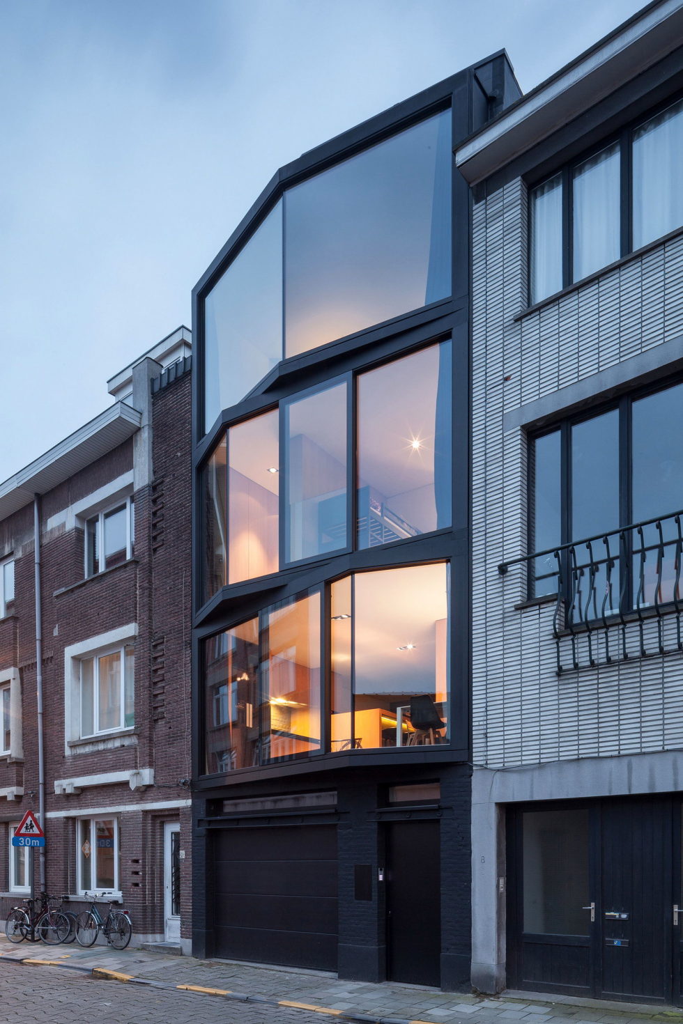 The House With Polyangular Glass Facade In Belgium 2