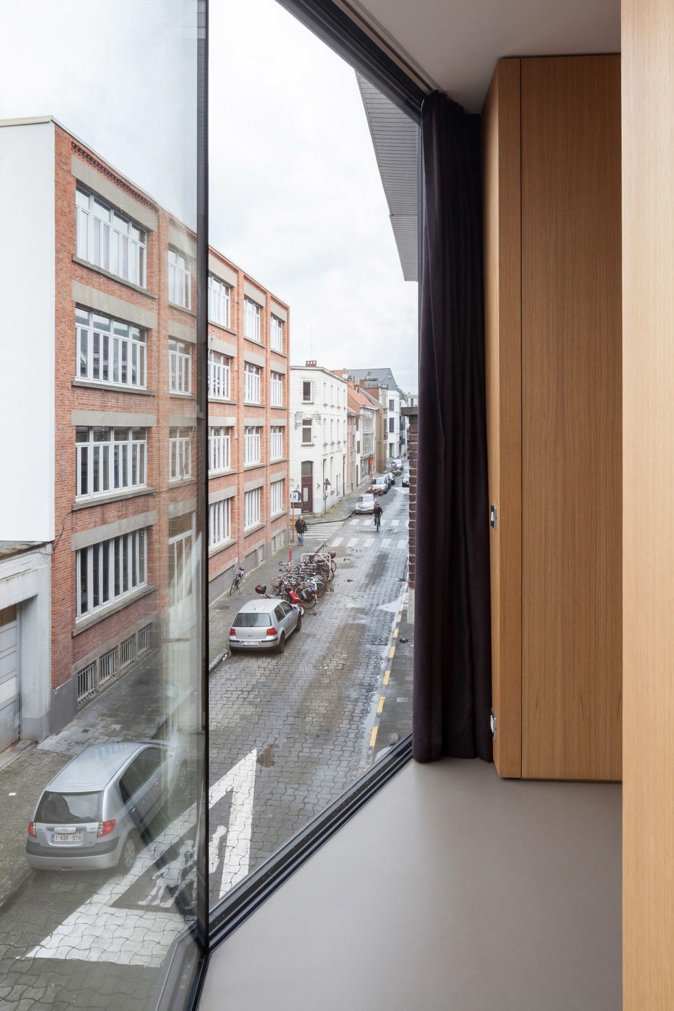 The House With Polyangular Glass Facade In Belgium 23