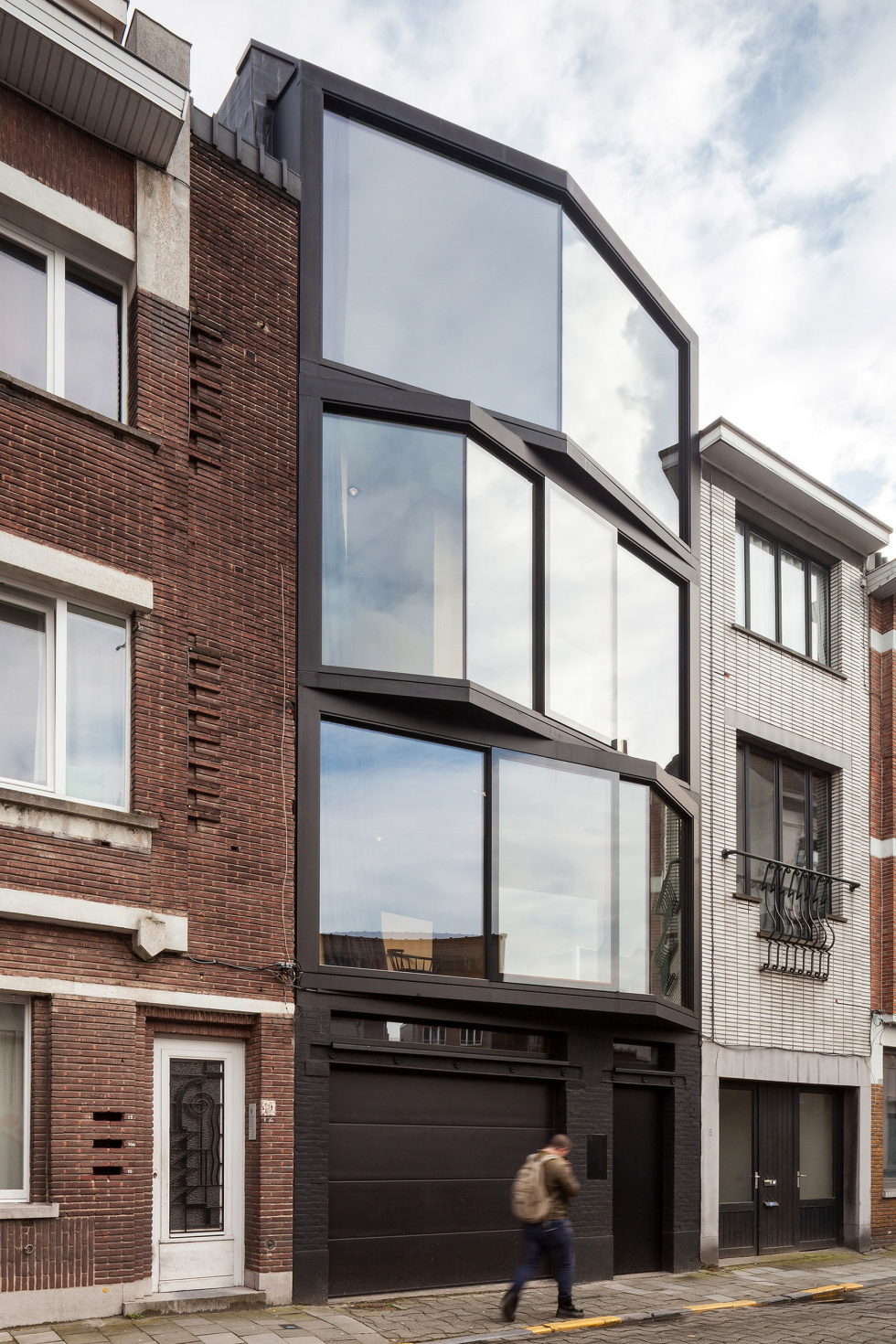 The House With Polyangular Glass Facade In Belgium 26