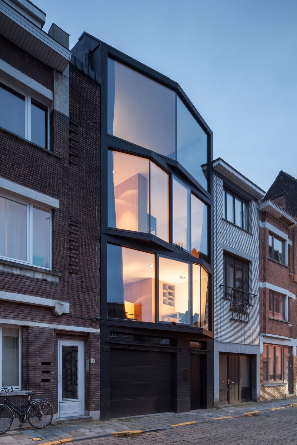 The House With Polyangular Glass Facade In Belgium 27